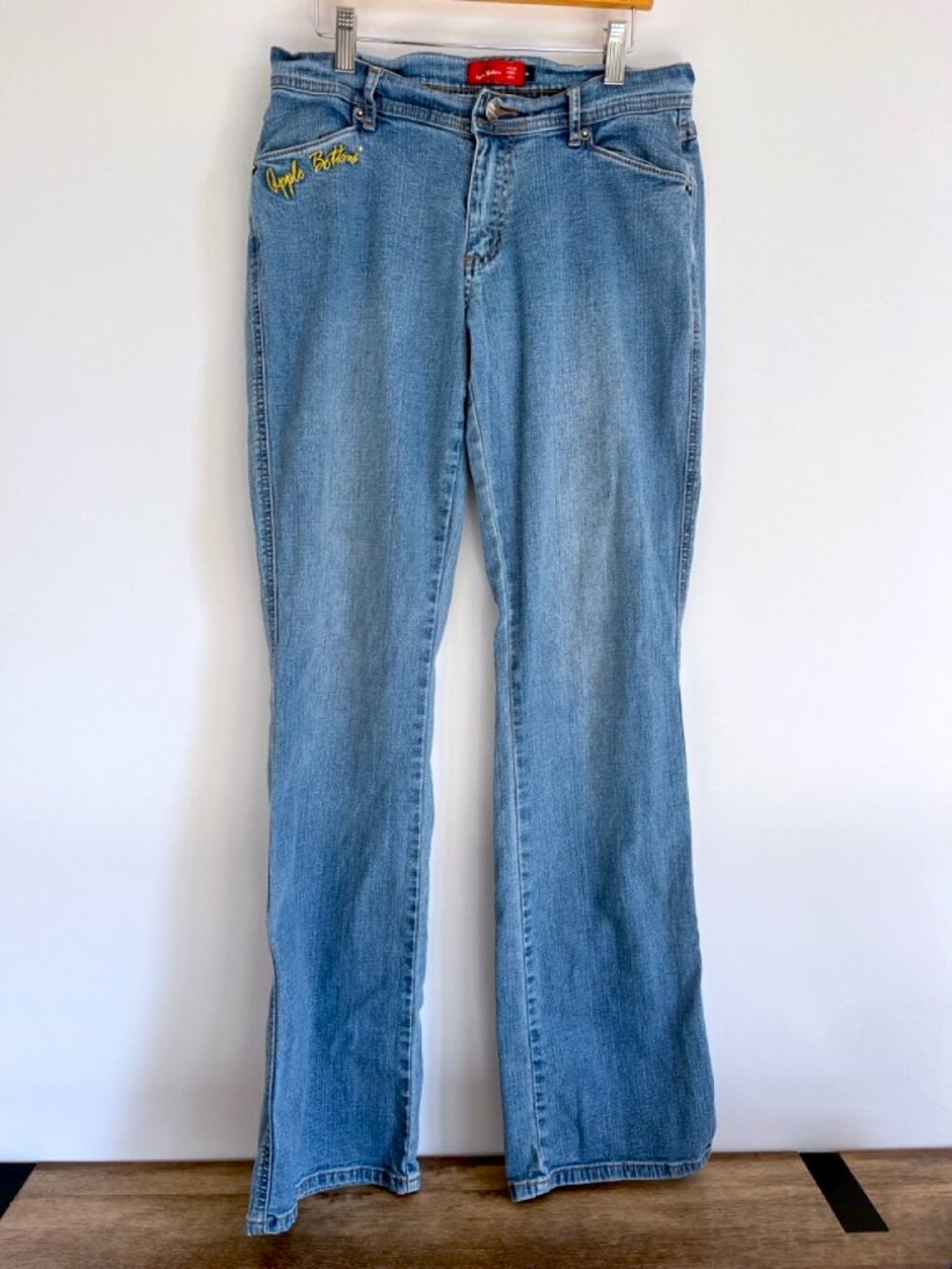 Apple Bottoms Jeans Embroidered Apple Pocket Medium Wash 8 Y2K